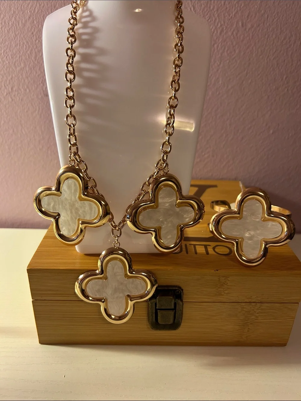Clover Pendant Necklace and Bracelet Set in Gold and Mother-of-Pearl